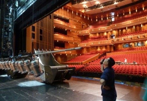 Wykonanie okablowania dla systemu sterowania urządzeniami scenicznymi w nowym gmachu Opery w Kolonii